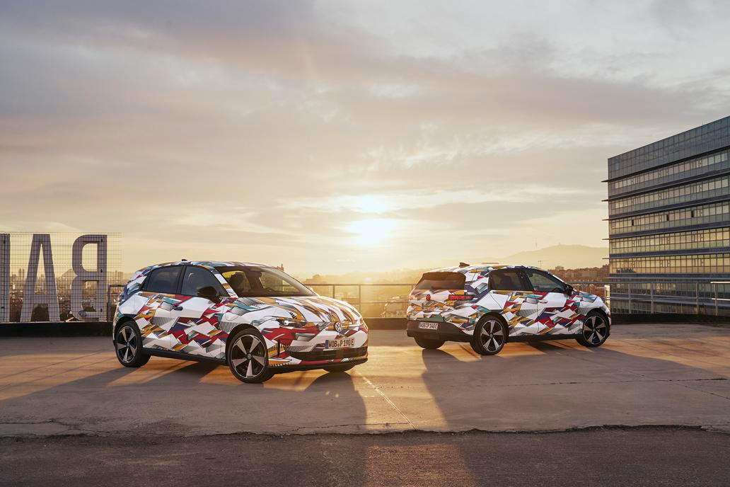 Nejočekávanější novinkou Volkswagenu je pro rok 2026 ID. Polo, malý elektromobil s cenou od 25 tisíc eur, v přepočtu asi 607 tisíc korun. Základem je upravená platforma MEB s pohonem předních kol, na výběr bude mít malý hatchback hned čtyři různé výkonové verze elektromotoru pokrývající spektrum 85 až 166 kW. Nejsilnější verze bude mít tradiční jméno GTI. Podle výkonu dostane ID. Polo 37- nebo 52kWh baterku, maximální dojezd bude 450 km.