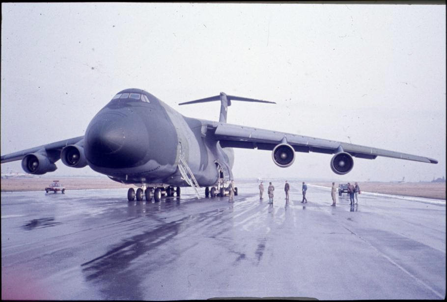 Jeden z letounů C-5 Galaxy, s nimiž v prosinci 1990 odlétala československá protichemická jednotka z Prahy do Saúdské Arábie.