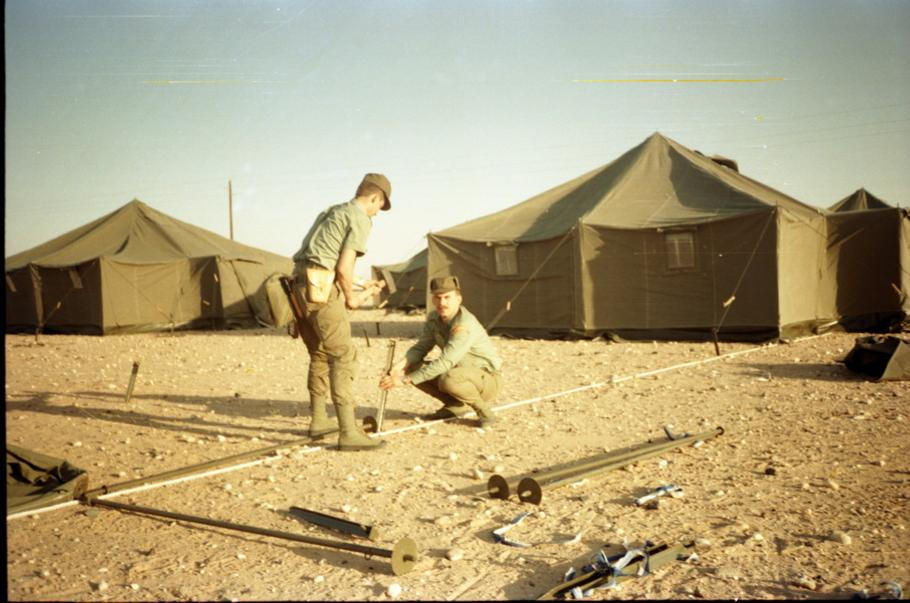 Výstavba československého základního tábora u města Hafar al-Batin.