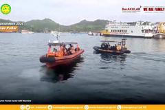 Indonesia rescues people after boat capsizes in the Padar Island Strait.