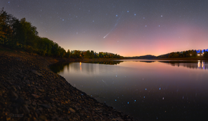 Letos se blýskla i kometa Lemmon, která byla v říjnu na tmavé obloze viditelná i bez dalekohledu.