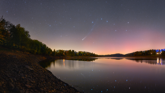 Letos se blýskla i kometa Lemmon, která byla v říjnu na tmavé obloze viditelná i bez dalekohledu.
