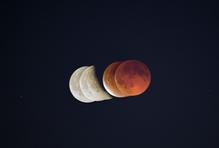 Astrofotograf Oldřich Špůrek

Jedním z nejočekávanějších úkazů letošního roku bylo úplné zatmění Měsíce. Z Česka bylo pozorovatelné po dlouhých šesti letech. Náš souputník se při něm zbarvil doruda.