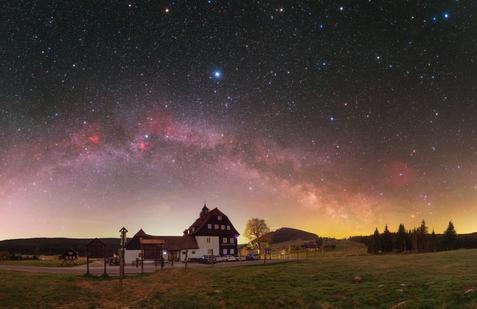 Astrofotograf Oldřich Špůrek

Tento snímek Mléčné dráhy z Jizerky zabodoval v mezinárodní soutěži DarkSky International. Odborná porota za něj Oldřichovi Špůrkovi udělila první místo v kategorii Mladí astrofotografové.