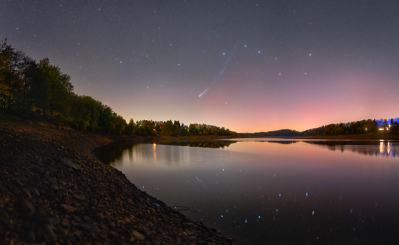 Letos se blýskla i kometa Lemmon, která byla v říjnu na tmavé obloze viditelná i bez dalekohledu.