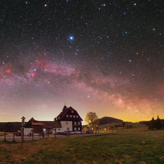Astrofotograf Oldřich Špůrek

Tento snímek Mléčné dráhy z Jizerky zabodoval v mezinárodní soutěži DarkSky International. Odborná porota za něj Oldřichovi Špůrkovi udělila první místo v kategorii Mladí astrofotografové.