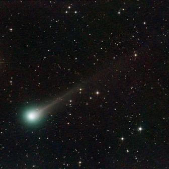 Vlasatice C/2025 A6 (Lemmon) se svým iontovým ohonem na říjnové obloze.