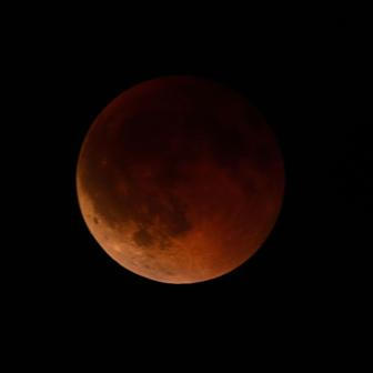 Zatmění Měsíce 2025

Úkaz byl zajímavý v tom, že Měsíc vyšel už ve fázi úplného zatmění. Pozorování bylo nakloněné i počasí, obloha byla jasná a bez mraků.