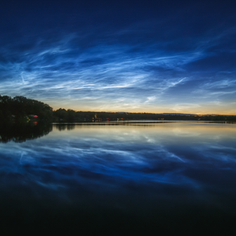 Noční svítící oblaka jsou každoroční podívanou. Kochat se jimi můžeme i z našeho území, a to vždy kolem letního slunovratu.