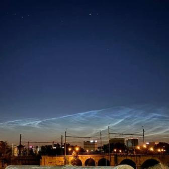 Svítící mraky nad Brnem, zachytit se je povedlo i nad Brnem.