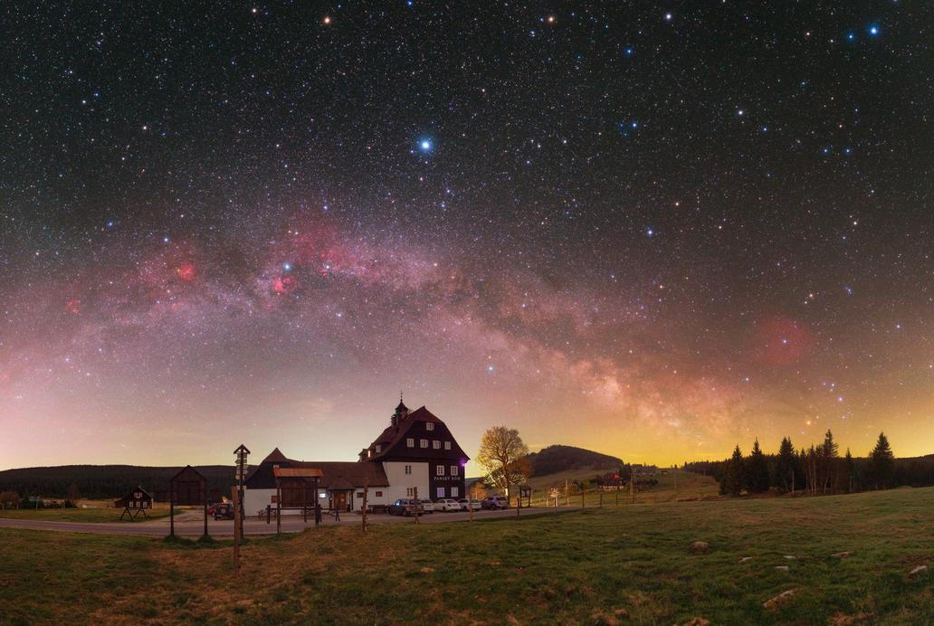 Astrofotograf Oldřich Špůrek

Tento snímek Mléčné dráhy z Jizerky zabodoval v mezinárodní soutěži DarkSky International. Odborná porota za něj Oldřichovi Špůrkovi udělila první místo v kategorii Mladí astrofotografové.
