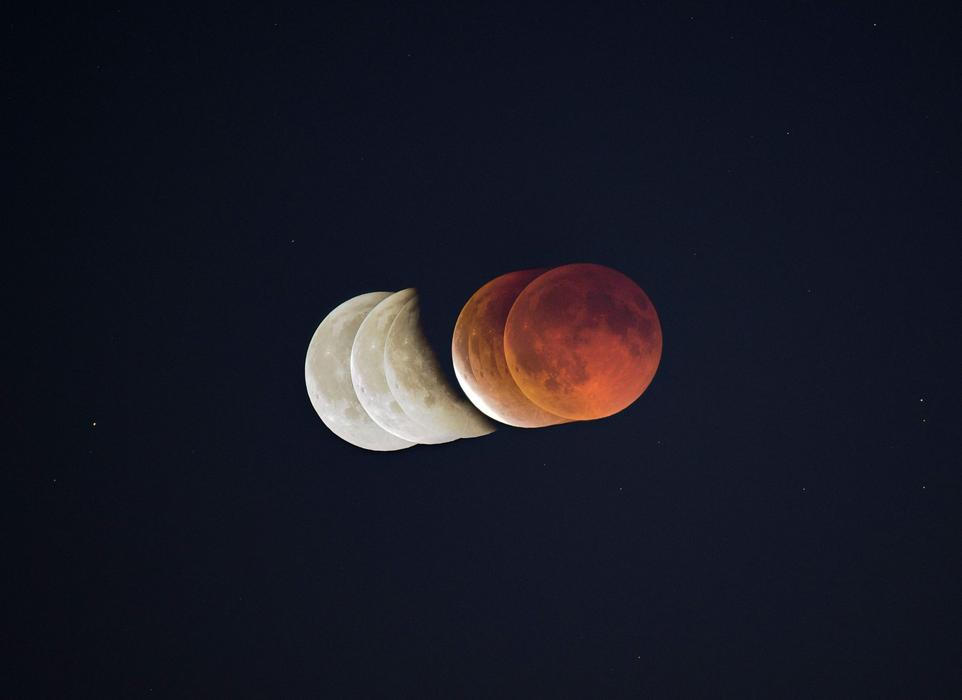 Astrofotograf Oldřich Špůrek

Jedním z nejočekávanějších úkazů letošního roku bylo úplné zatmění Měsíce. Z Česka bylo pozorovatelné po dlouhých šesti letech. Náš souputník se při něm zbarvil doruda.