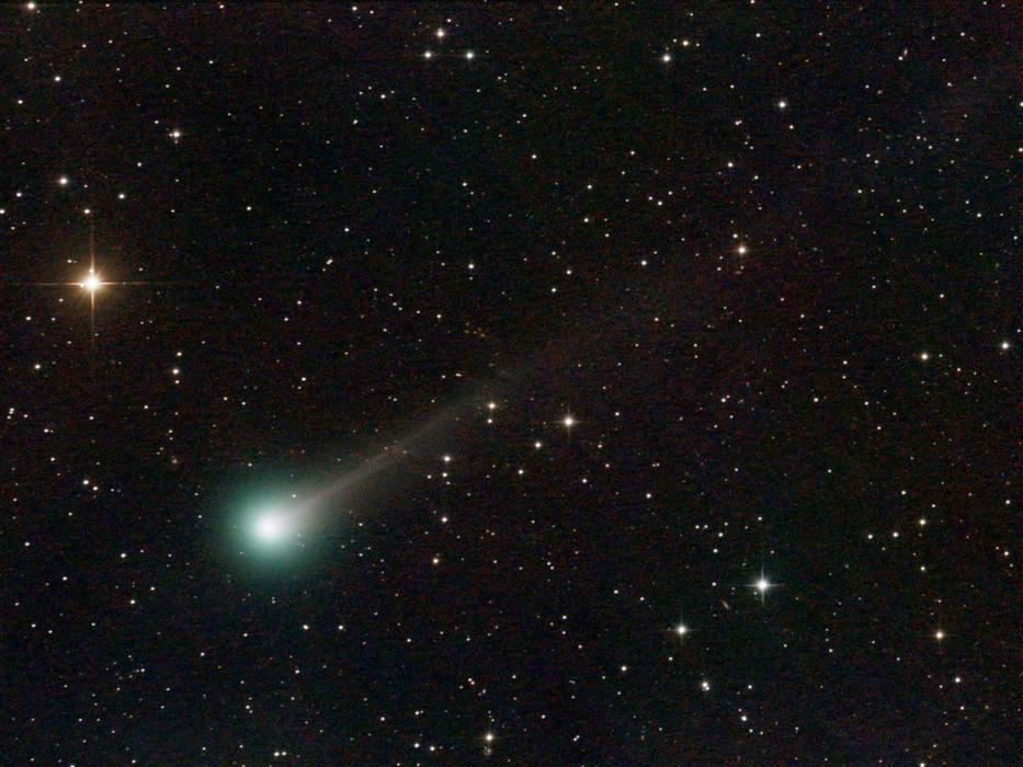 Vlasatice C/2025 A6 (Lemmon) se svým iontovým ohonem na říjnové obloze.