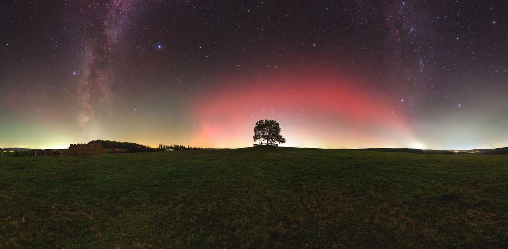 Komety i polární záře na jednom snímku? Takto se je podařilo zachytit mladému astrofotografovi Oldřichu Špůrkovi na Křivoklátsku.