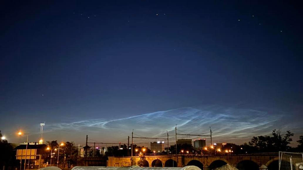 Svítící mraky nad Brnem, zachytit se je povedlo i nad Brnem.