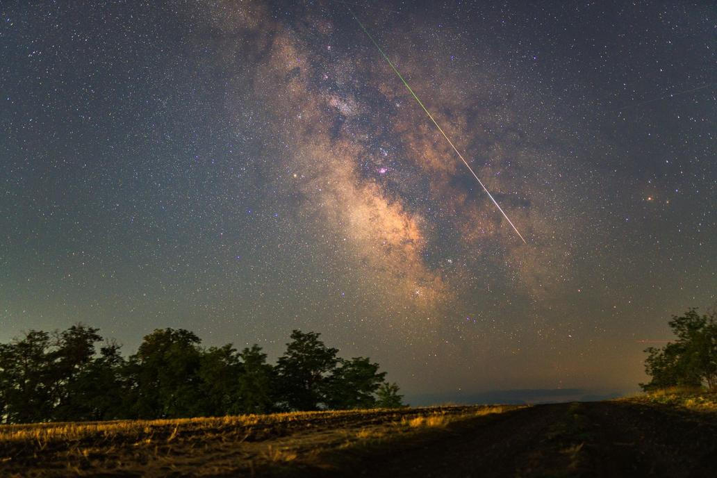 Ani letos nechyběly každoroční meteorické roje, včetně letních Perseidů. Jejich pozorování ale komplikoval svit Měsíce.