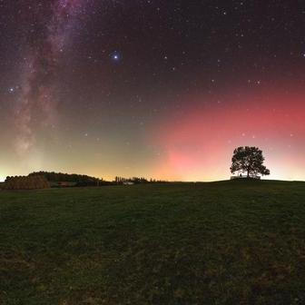 Komety i polární záře na jednom snímku? Takto se je podařilo zachytit mladému astrofotografovi Oldřichu Špůrkovi na Křivoklátsku.