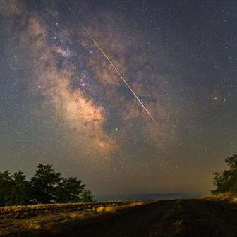 Ani letos nechyběly každoroční meteorické roje, včetně letních Perseidů. Jejich pozorování ale komplikoval svit Měsíce.