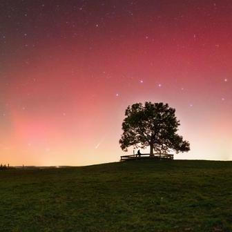 Zatímco v jiných letech marně čekáme na jedinou jasnější kometu, letos se nebeské úkazy střídaly v rychlém sledu.