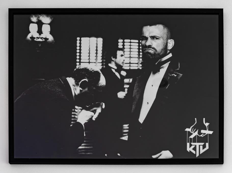 Karlos Vémola jako Kmotr. I to je jedna z výzdob uvnitř jeho vily.