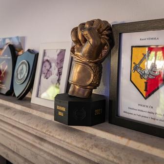 Vémola si pochopitelně vystavil několik svých trofejí a ocenění.