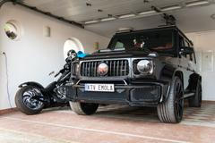 Ikonické Vémolovo auto bylo v den jeho narozenin zaparkované v garáži.