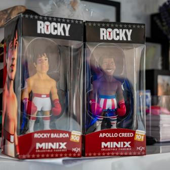 Figurky postav z filmu Rocky zdobí jednu z poliček v domě.