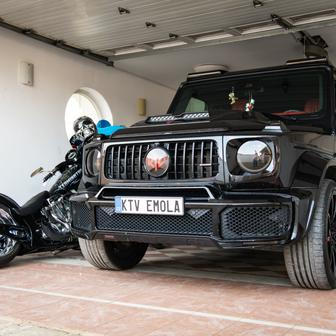 Ikonické Vémolovo auto bylo v den jeho narozenin zaparkované v garáži.