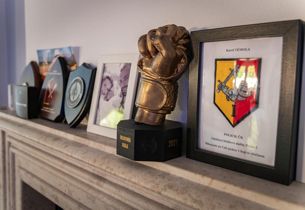 Vémola si pochopitelně vystavil několik svých trofejí a ocenění.