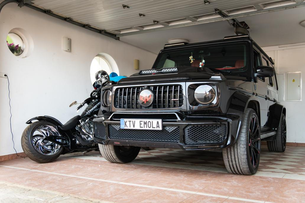 Ikonické Vémolovo auto bylo v den jeho narozenin zaparkované v garáži.