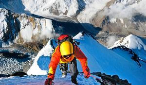 Příběh Australana Lincolna Halla patří k nejneuvěřitelnějším záchranám v dějinách výstupů na Mount Everest.