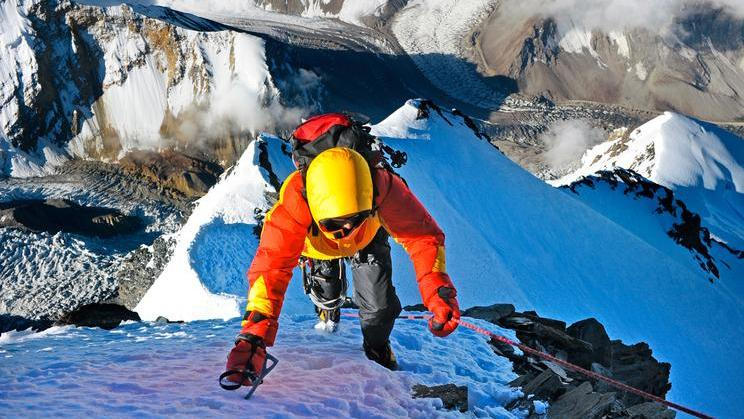Příběh Australana Lincolna Halla patří k nejneuvěřitelnějším záchranám v dějinách výstupů na Mount Everest.