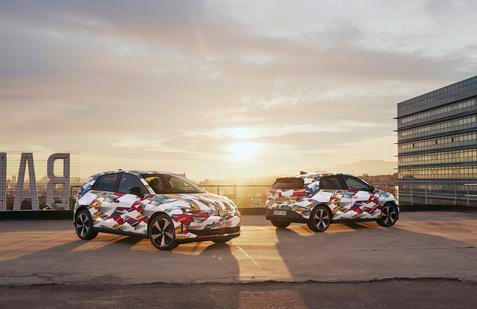 Nejočekávanější novinkou Volkswagenu je pro rok 2026 ID. Polo, malý elektromobil s cenou od 25 tisíc eur, v přepočtu asi 607 tisíc korun. Základem je upravená platforma MEB s pohonem předních kol, na výběr bude mít malý hatchback hned čtyři různé výkonové verze elektromotoru pokrývající spektrum 85 až 166 kW. Nejsilnější verze bude mít tradiční jméno GTI. Podle výkonu dostane ID. Polo 37- nebo 52kWh baterku, maximální dojezd bude 450 km.