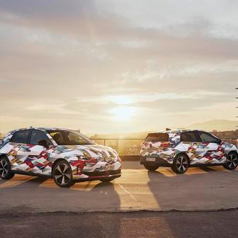 Nejočekávanější novinkou Volkswagenu je pro rok 2026 ID. Polo, malý elektromobil s cenou od 25 tisíc eur, v přepočtu asi 607 tisíc korun. Základem je upravená platforma MEB s pohonem předních kol, na výběr bude mít malý hatchback hned čtyři různé výkonové verze elektromotoru pokrývající spektrum 85 až 166 kW. Nejsilnější verze bude mít tradiční jméno GTI. Podle výkonu dostane ID. Polo 37- nebo 52kWh baterku, maximální dojezd bude 450 km.