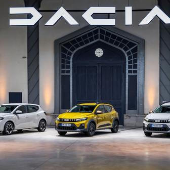 Na začátku roku k zákazníkům přijedou omlazené Dacie Sandero a Jogger. Design lehce vyhladil vrásky, do interiéru se nastěhovaly modernější a doposud zapovězené technologie a pod kapotu Joggeru a Sandera Stepway zamířil 1,8litrový benzinový hybrid. Úplně nový je také plynový pohon s vyšším výkonem, větší nádrží a možností automatického řazení. Inovované Sandero začíná na 339 900 korunách, Sandero Stepway na 376 900 korunách a Jogger na 425 500 korunách.