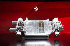 Ferrari chystá elektromobil, to je zpráva stará už několik let, ale letos na podzim konečně ukázala i technické komponenty modelu. Ten by měl dorazit během roku 2026 a slibuje třeba těžiště nižší o 80 mm než u srovnatelného spalovacího modelu. Elektromobil budou pohánět čtyři elektrické motory s výkonem přes 1000 koní, baterka má 122 kWh a dojezd přesáhne 530 kilometrů. Nabíjení bude možné 350 kW.