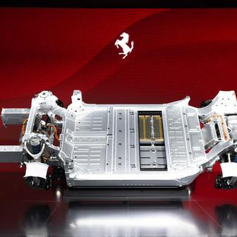 Ferrari chystá elektromobil, to je zpráva stará už několik let, ale letos na podzim konečně ukázala i technické komponenty modelu. Ten by měl dorazit během roku 2026 a slibuje třeba těžiště nižší o 80 mm než u srovnatelného spalovacího modelu. Elektromobil budou pohánět čtyři elektrické motory s výkonem přes 1000 koní, baterka má 122 kWh a dojezd přesáhne 530 kilometrů. Nabíjení bude možné 350 kW.