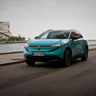 Byl to elektrický průkopník, pak jej ale konkurence převálcovala. Někdejší prodejní kometa Nissan Leaf se teď vrací ve třetí generaci s prvky SUV a 437litrovým kufrem. V nabídce jsou dvě baterie s kapacitou 52 a 75 kWh, dojezd je maximálně 604 kilometrů. Nabíjení je možné výkonem až 150 kW a nechybí ani funkce V2L. I k Čechům se auto bude dopravovat ze Sunderlandu.