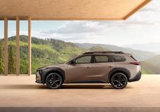 Toyota dostane také šanci na elektrický reparát. Už během podzimu ukázala výrazně technicky vylepšený model bZ4X s delším dojezdem a rychlejším nabíjením. Z něj je pak odvozená 4,83 metru dlouhá verze Touring, která by Čechy mohla i díky 600litrovému kufru zaujmout o něco více. V nabídce bude předokolka i čtyřkolka se 73,1kWh baterkou, ceny zatím nejsou známé.