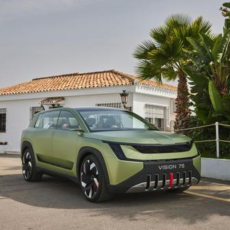 Na opačném konci nabídky elektrických škodovek bude sériová verze sedmimístného konceptu Vision 7S. Je jisté, že dojezd bude vyšší než u Enyaqu, další technické detaily ale zatím chybí.