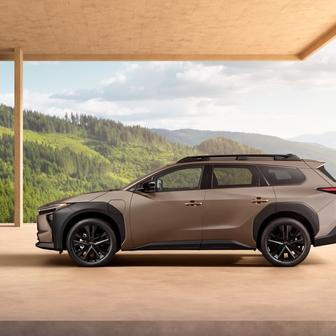 Toyota dostane také šanci na elektrický reparát. Už během podzimu ukázala výrazně technicky vylepšený model bZ4X s delším dojezdem a rychlejším nabíjením. Z něj je pak odvozená 4,83 metru dlouhá verze Touring, která by Čechy mohla i díky 600litrovému kufru zaujmout o něco více. V nabídce bude předokolka i čtyřkolka se 73,1kWh baterkou, ceny zatím nejsou známé.