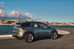 Rodinu malých elektromobilů koncernu VW doplní během roku 2026 i další dva členové: na sportovní strunu zahraje Cupra Raval, zatímco německým dvojčetem Epiqu bude Volkswagen ID. Cross s dojezdem až 420 kilometrů, rovněž dvěma velikostmi baterie a třeba i malým frunkem.