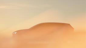 Volvo navzdory mírnějším pravidlům Evropské komise ohledně spalovacích motorů pokračuje v ofenzivě elektromobilů. Po sedanu ES90 nabídku hned zkraje roku doplní SUV EX60, které se zařadí mezi EX30 s EX40 a EX90 a stane se alternativou k XC60. Volvo láká na nejdelší elektrický dojezd v historii značky a také výrobu v domácím Göteborgu.