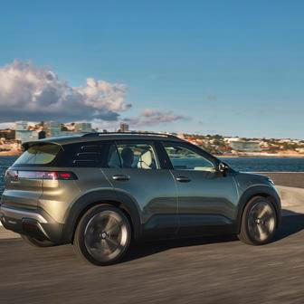 Rodinu malých elektromobilů koncernu VW doplní během roku 2026 i další dva členové: na sportovní strunu zahraje Cupra Raval, zatímco německým dvojčetem Epiqu bude Volkswagen ID. Cross s dojezdem až 420 kilometrů, rovněž dvěma velikostmi baterie a třeba i malým frunkem.