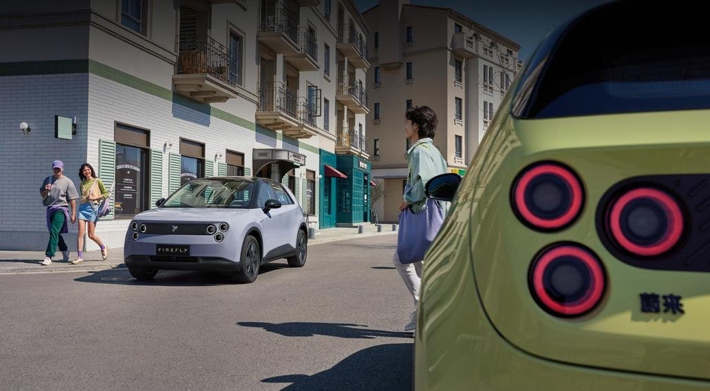 V roce 2026 vstoupí na český trh oficiálně čínská automobilka Nio, zatím dostupná pomocí individuálních dovozů, i se svou druhou značkou firefly. Ta má v nabídce jediný malý elektrický hatchback s dojezdem 330 km na jedno nabití a s cenami v Rakousku v přepočtu od asi 726 tisíc korun.