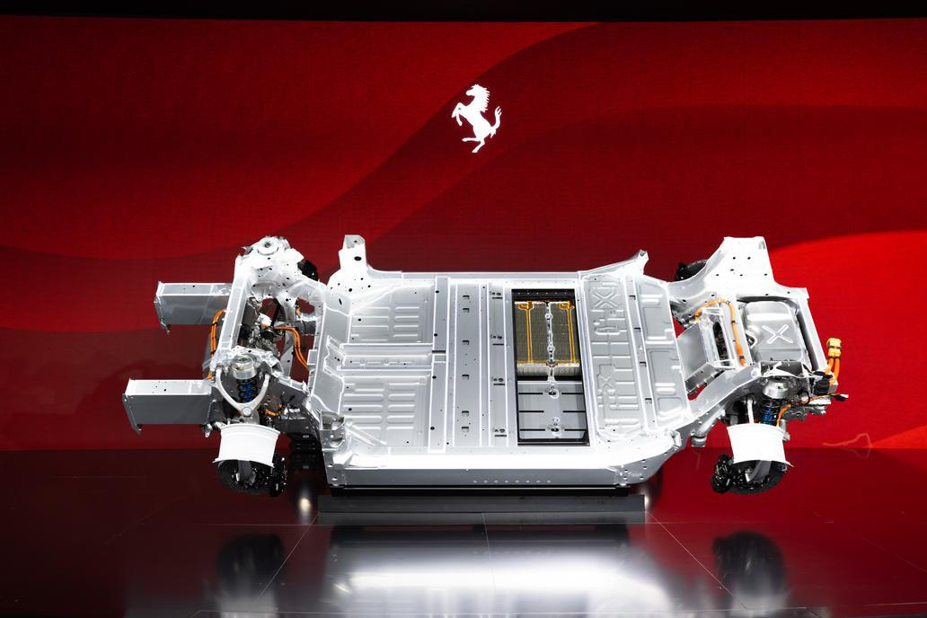 Ferrari chystá elektromobil, to je zpráva stará už několik let, ale letos na podzim konečně ukázala i technické komponenty modelu. Ten by měl dorazit během roku 2026 a slibuje třeba těžiště nižší o 80 mm než u srovnatelného spalovacího modelu. Elektromobil budou pohánět čtyři elektrické motory s výkonem přes 1000 koní, baterka má 122 kWh a dojezd přesáhne 530 kilometrů. Nabíjení bude možné 350 kW.