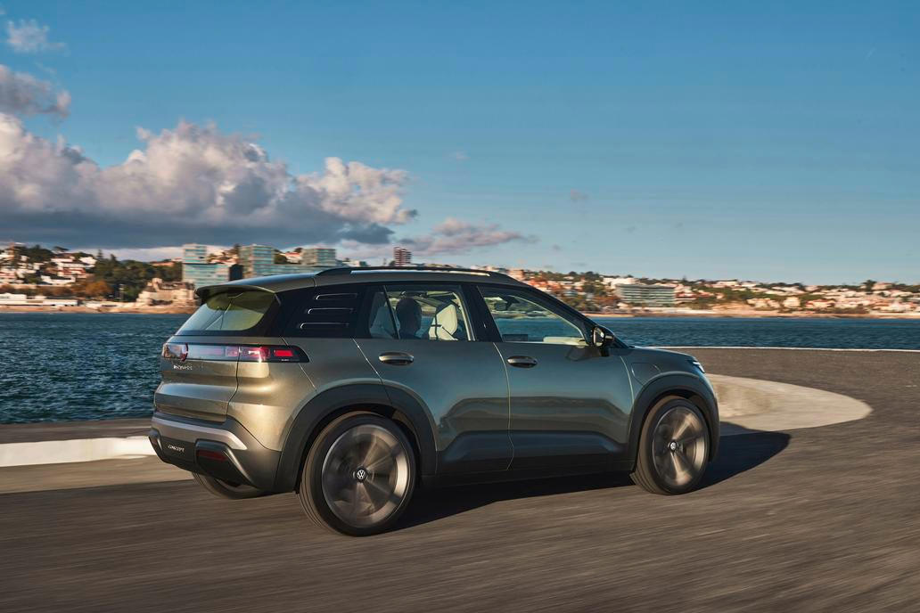 Rodinu malých elektromobilů koncernu VW doplní během roku 2026 i další dva členové: na sportovní strunu zahraje Cupra Raval, zatímco německým dvojčetem Epiqu bude Volkswagen ID. Cross s dojezdem až 420 kilometrů, rovněž dvěma velikostmi baterie a třeba i malým frunkem.