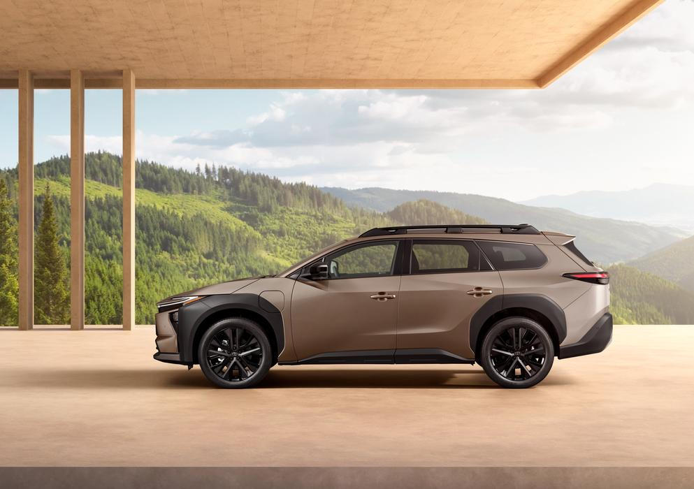 Toyota dostane také šanci na elektrický reparát. Už během podzimu ukázala výrazně technicky vylepšený model bZ4X s delším dojezdem a rychlejším nabíjením. Z něj je pak odvozená 4,83 metru dlouhá verze Touring, která by Čechy mohla i díky 600litrovému kufru zaujmout o něco více. V nabídce bude předokolka i čtyřkolka se 73,1kWh baterkou, ceny zatím nejsou známé.