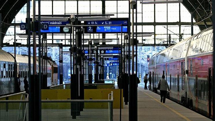 Doprava se podle webu Českých drah zastavila krátce po 07:30. Na hlavním nádraží může být značně omezený provoz všech vlaků.