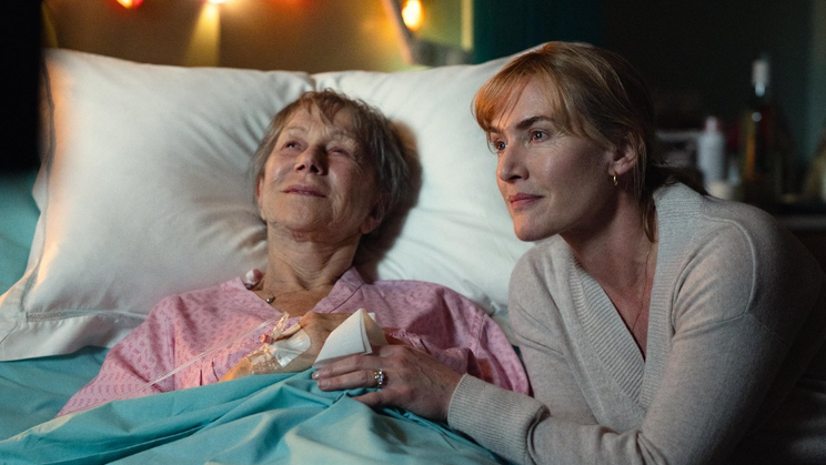 Helen Mirrenová jako umírající matka rozvětvené anglické rodiny a Kate Winsletová jako její dcera Julie ve filmu Sbohem, June.
